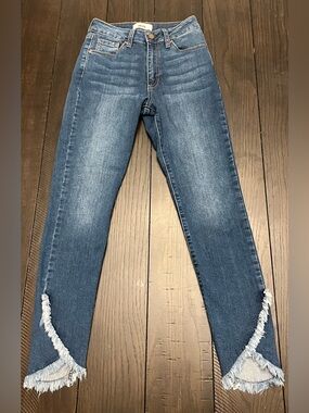 Frayed Hem Cropped Jeans in Medium Blue